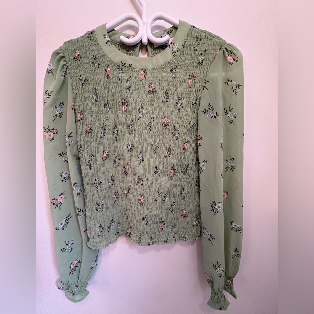 Suzy Shier Y2K Light Green Smocked Floral Long Sleeve Top Women’s Small